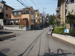 Yes, the streets are about one car width wide. 